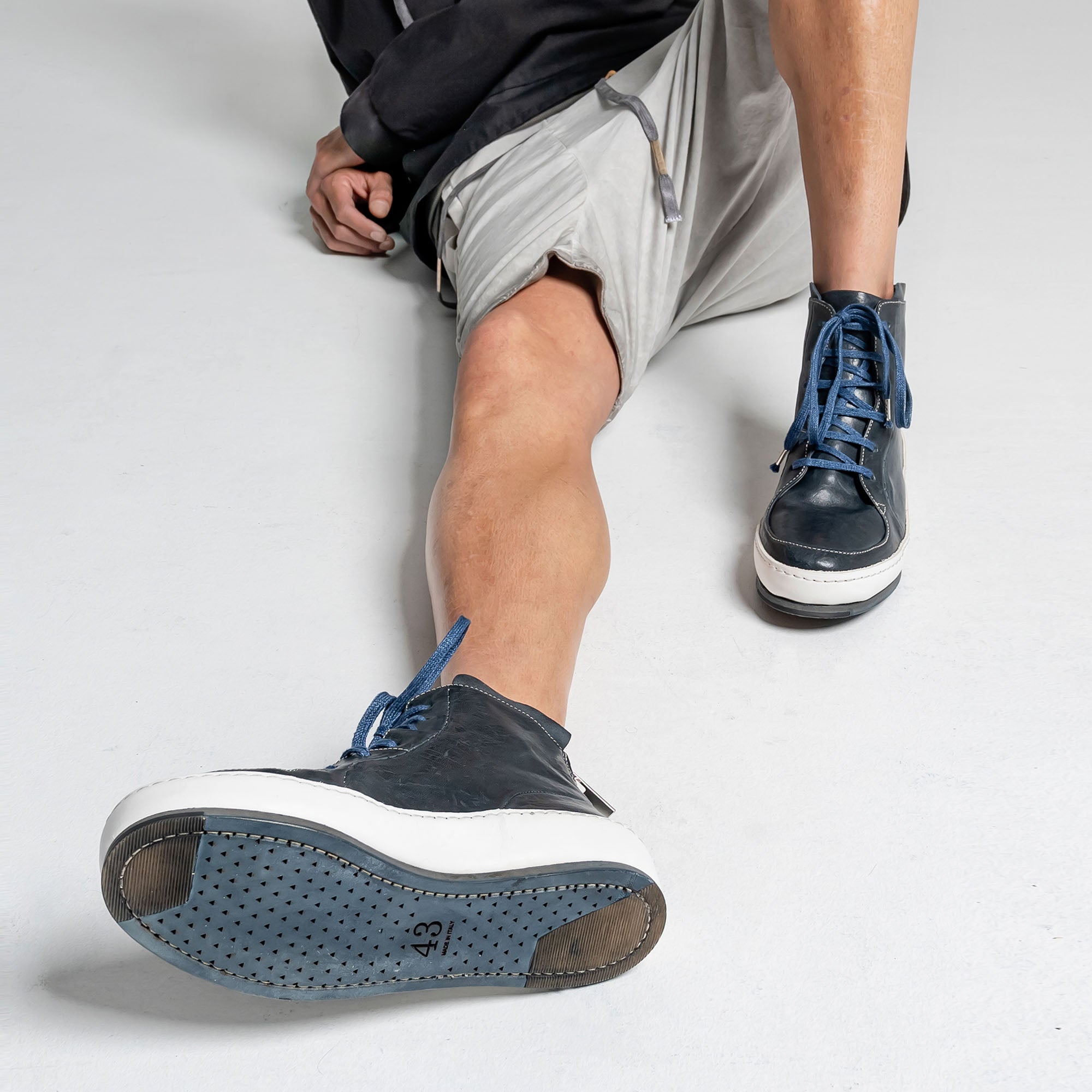 SHM 02 M Indigo Leather Sneaker
